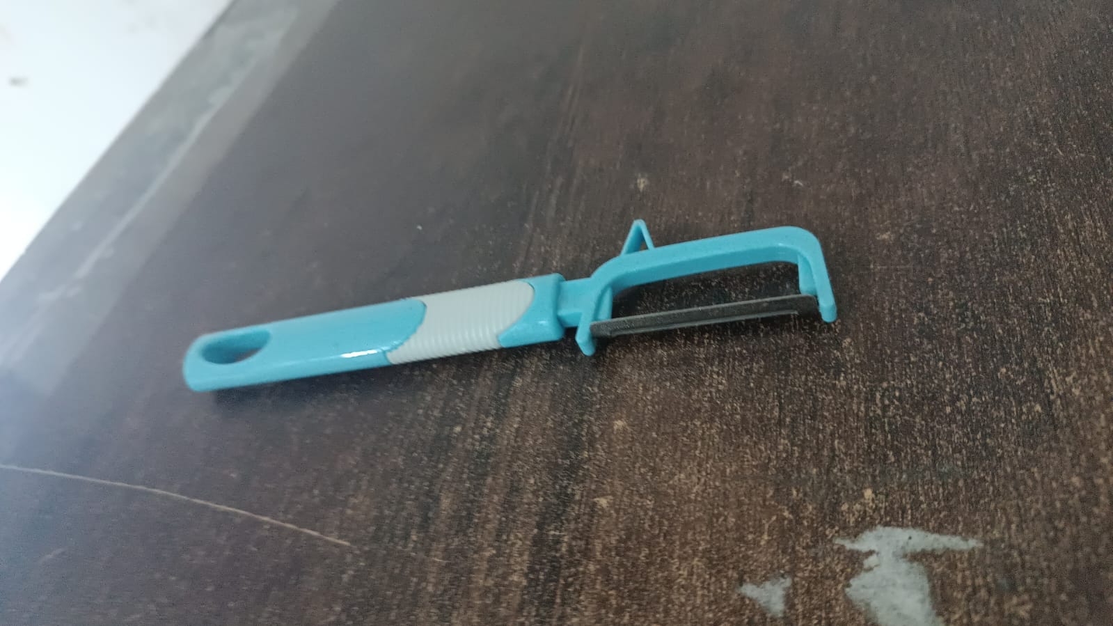 Multifunction Peeler Slicer with Plastic Handle (1 Pc / Mix Color) Multifunction Peeler Slicer with Plastic Handle (1 Pc / Mix Color)